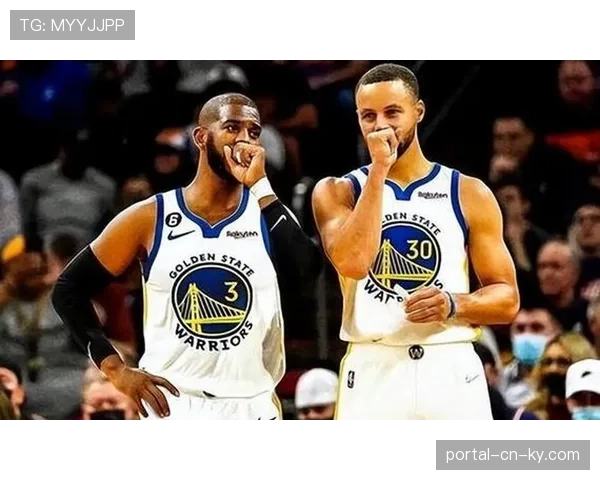 持球者应对紧逼方法各异 保罗背身与库里突破形成对比